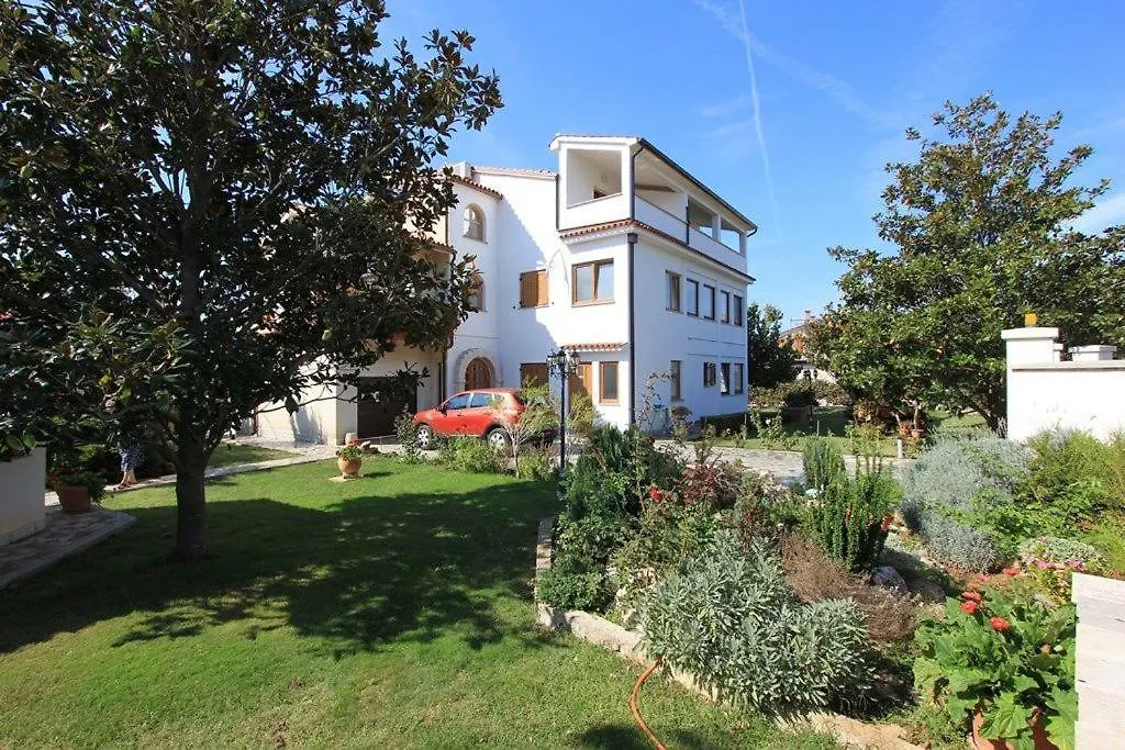 Apartments Anita Pomer 2*,